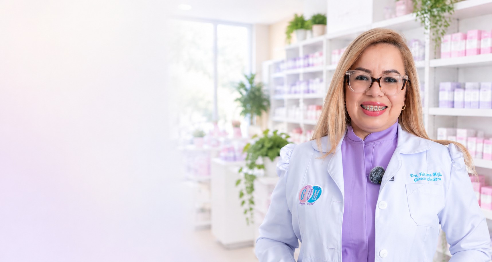 Doctora de Farmacia Mujer sonriendo en su consultorio